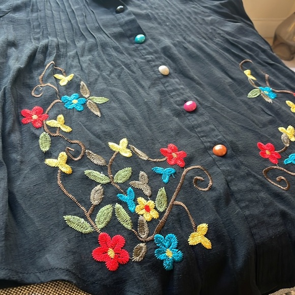 Vintage embroidered Floral Top with colorful buttons - Picture 12 of 17